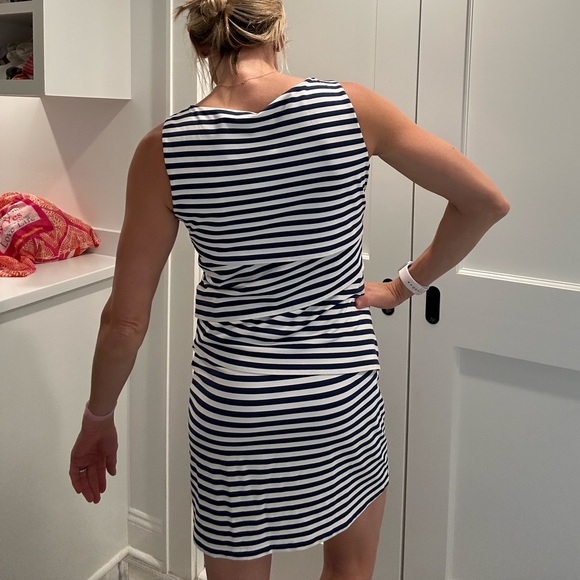 Classic J. McLaighlin Nagy and white dress.  So flattering! - Picture 5 of 6